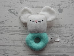 Hema knuffel rammelaar gebreid wit mintgroen muis