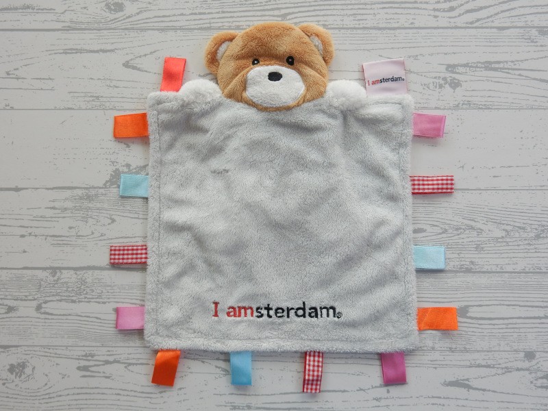 I Amsterdam knuffeldoek labeldoek velours lichtgrijs wit labels Beer