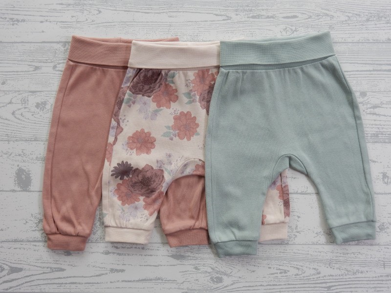 H&M set 3 newborn broekjes oudroze gebloemd mint maat 56