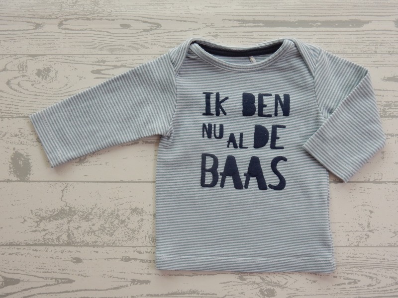 Prenatal newborn longsleeve lichtblauw gestreept Nu al de Baas