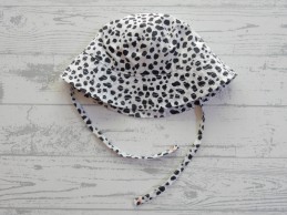 Hema zonnehoed wit zwart animal print maat 0-4 mnd