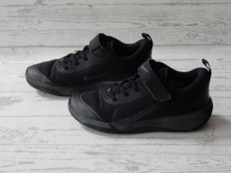 Nike Omni Multi-Court kinderschoenen zwart maat 31.5